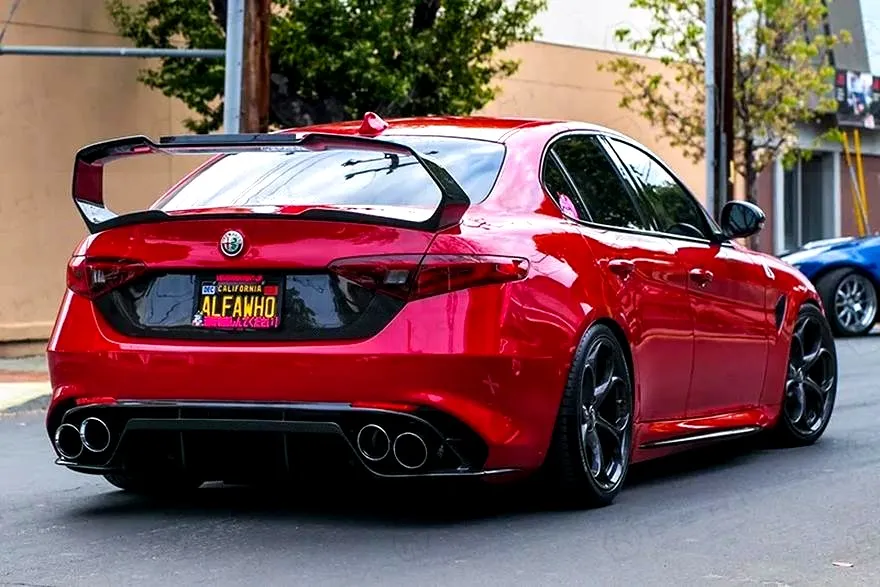 Co wyróżnia Alfa Romeo Giulia GTAm na tle wersji Quadrifoglio?