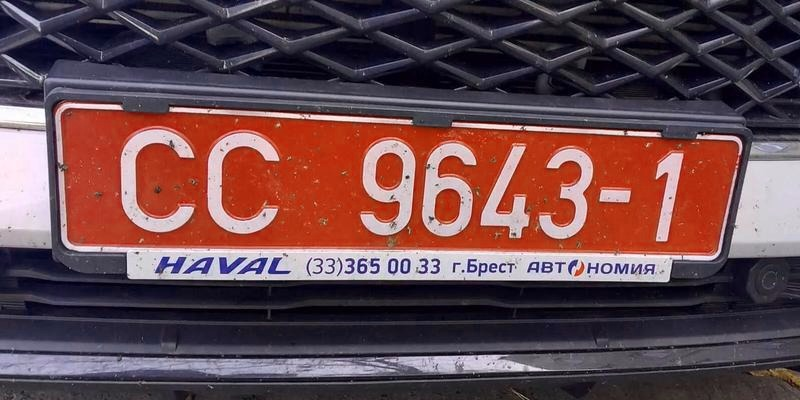 Czerwone tablice rejestracyjne – kiedy są potrzebne i jak uniknąć błędów?