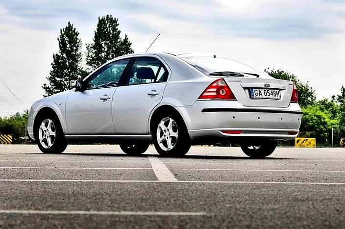 Ford Mondeo Mk3 1.8 benzyna – ile oleju wchodzi? Pojemność i wymiana