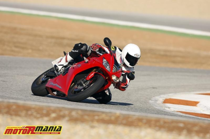 Jak pokonywać zakręty motocyklem? Technika, pozycja i hamowanie bez błędów