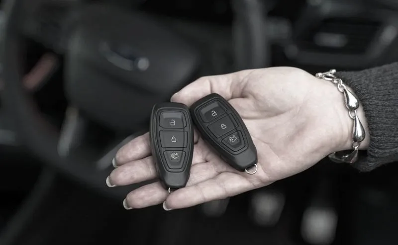 Ratunek dla zatrzaśniętych kluczyków: otwórz auto bez kluczyka — poradnik eksperta
