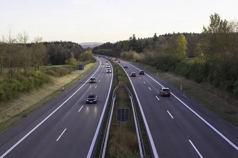 Ruch lewostronny za granicą: gdzie obowiązuje i jak uniknąć błędów na drodze?